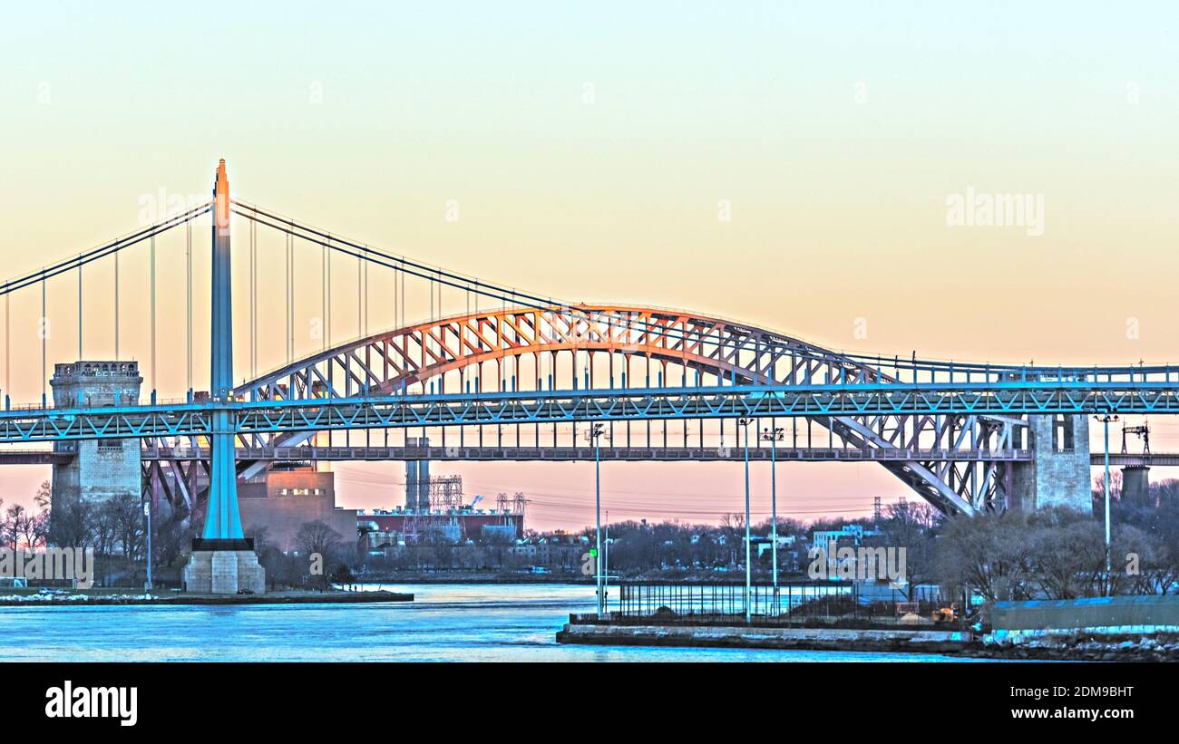 Heller Mond über den Brücken von New York City Stockfoto