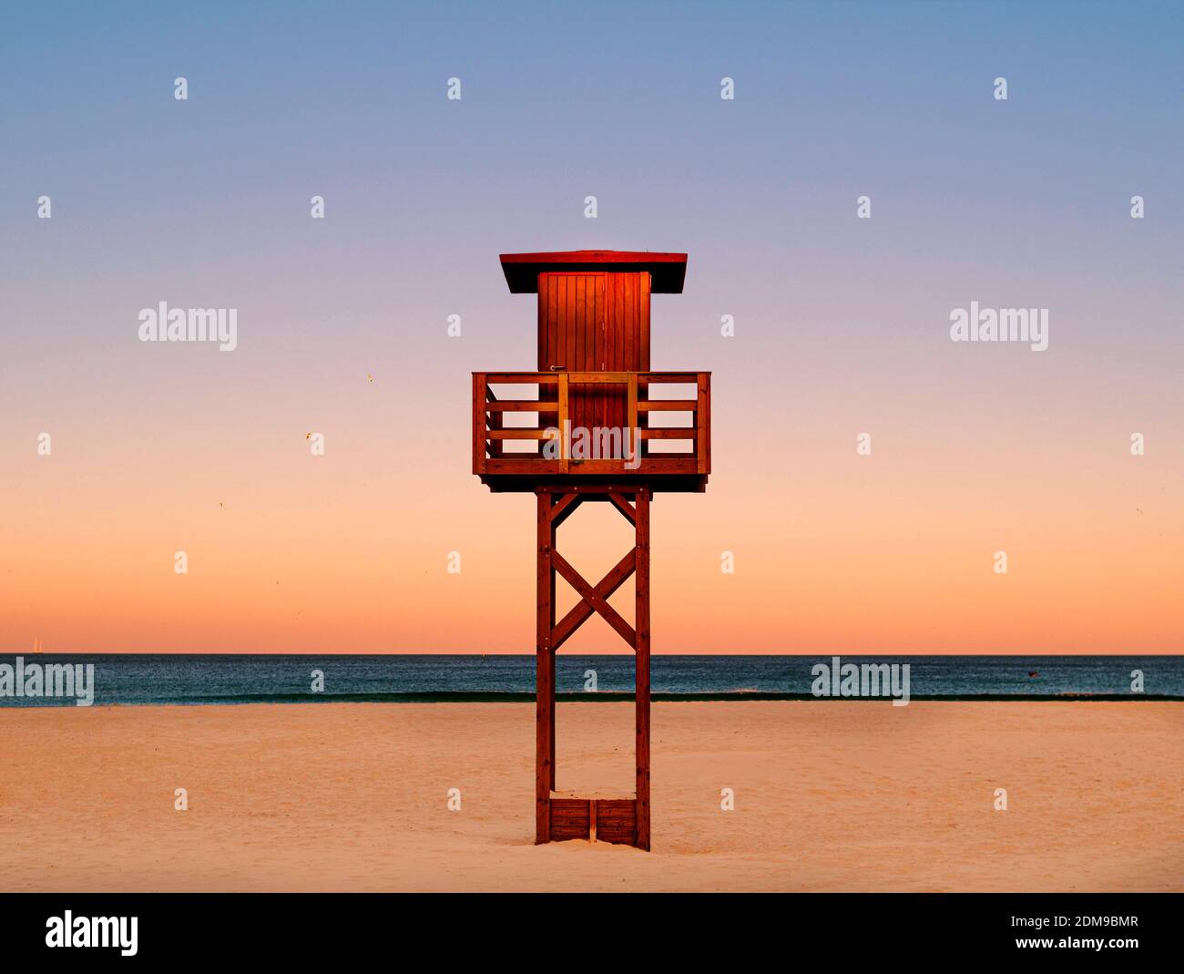 Life Guard Wachturm An Einem Leeren Strand Während Sonnenaufgang In Andalusien Stockfoto