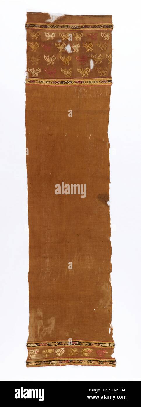Panel, Medium: Baumwolle, Wolltechnik: Leinwandbindung mit Schussverzierung, ergänzende und komplementäre Schussmuster, vertikaler Streifen aus braunem Baumwolltuch, brokat mit Pumas in braun, weiß und rot, in Intervallen mit schmalen horizontalen Bändern mit Vogelrepez und Streifen in rot, weiß und dunkelbraun gekreuzt. Gleiche Verkrümpfungen gruppiert nach 3s für diese Bänder verwendet. Selvages an vertikalen Seiten. Einige Bereiche der Leinwandbindung., Peru, 900–1450, gewebte Textilien, Panel Stockfoto