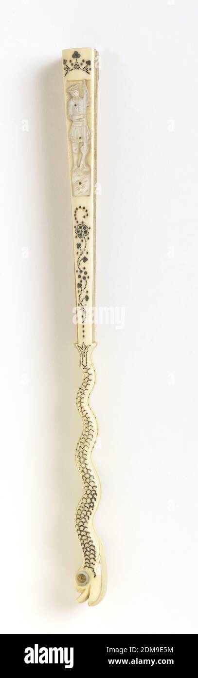 Gefaltete Fächer, bemaltes Papierblatt, geschnitzte Elfenbeinstifte mit eingelegten Metallstiften und Perlmutt, gefaltete Fächer mit einem mit Gouache bemalten Papierblatt, das die Geschichte von Vertumnus und Pomona am Brunnen zeigt, mit einem Putto, der in der Nähe liegt. Die Elfenbeinstifte sind wie ein schwimmender Delphin mit Schuppen von versilberten Piqués geschnitzt. Die Wachen haben Figuren von Soldaten in Perlmutt., wahrscheinlich England, 1730–40, Kostüm & Accessoires, geflügelten Fächer Stockfoto