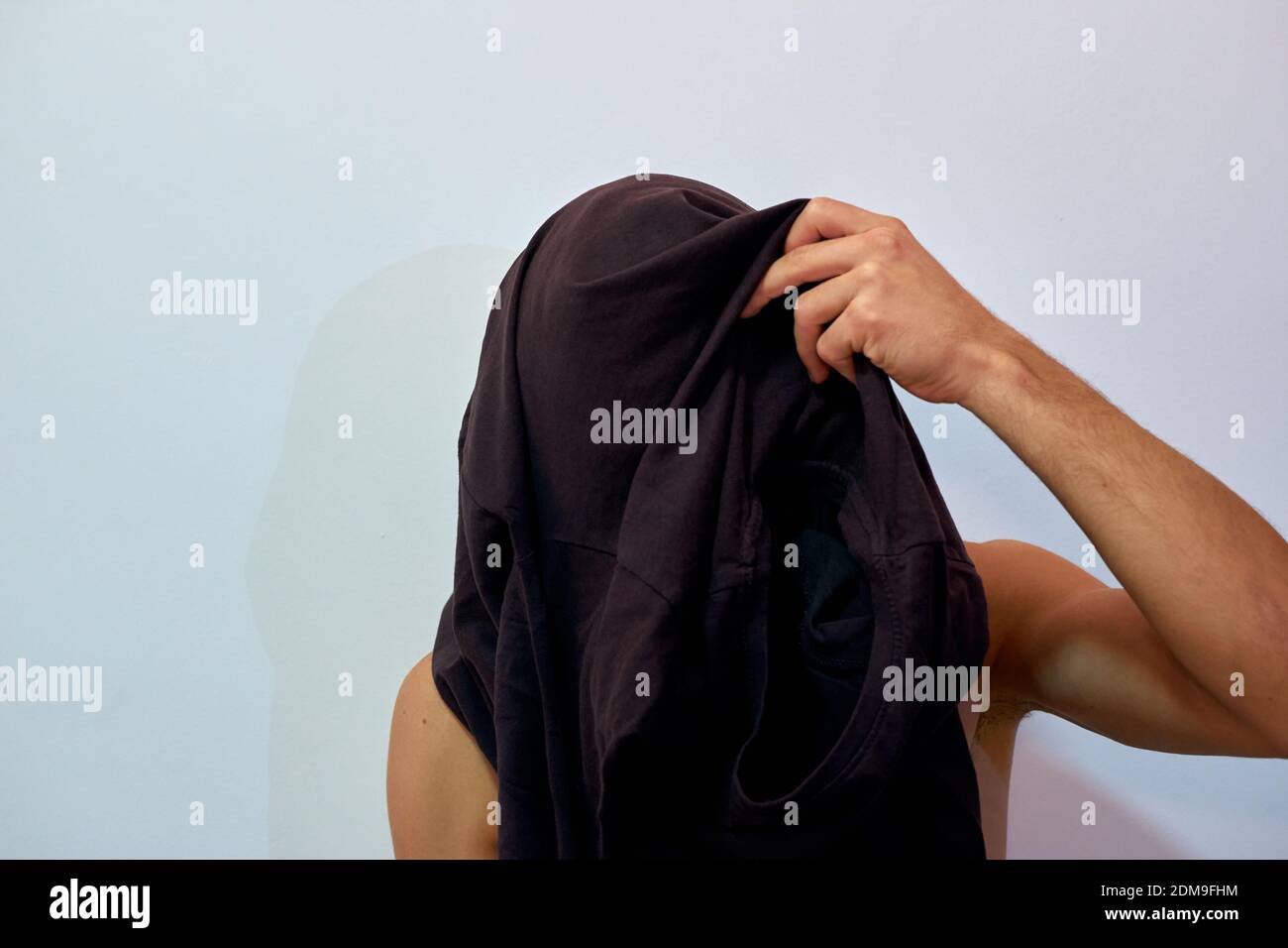Eine Nahaufnahme eines Männchens mit einem Stück Kleidung auf dem Kopf Stockfoto