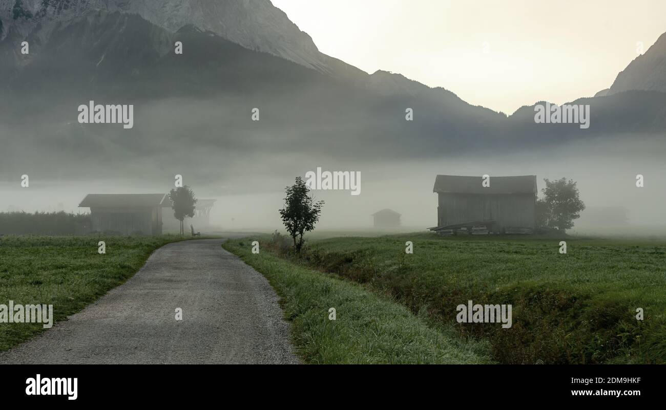 Am Frühen Morgen Nebel Im Tal Des Wettersteingebirges Mit Dem Gipfel Der Sonnenspitze In Ehrwald, Österreich Stockfoto