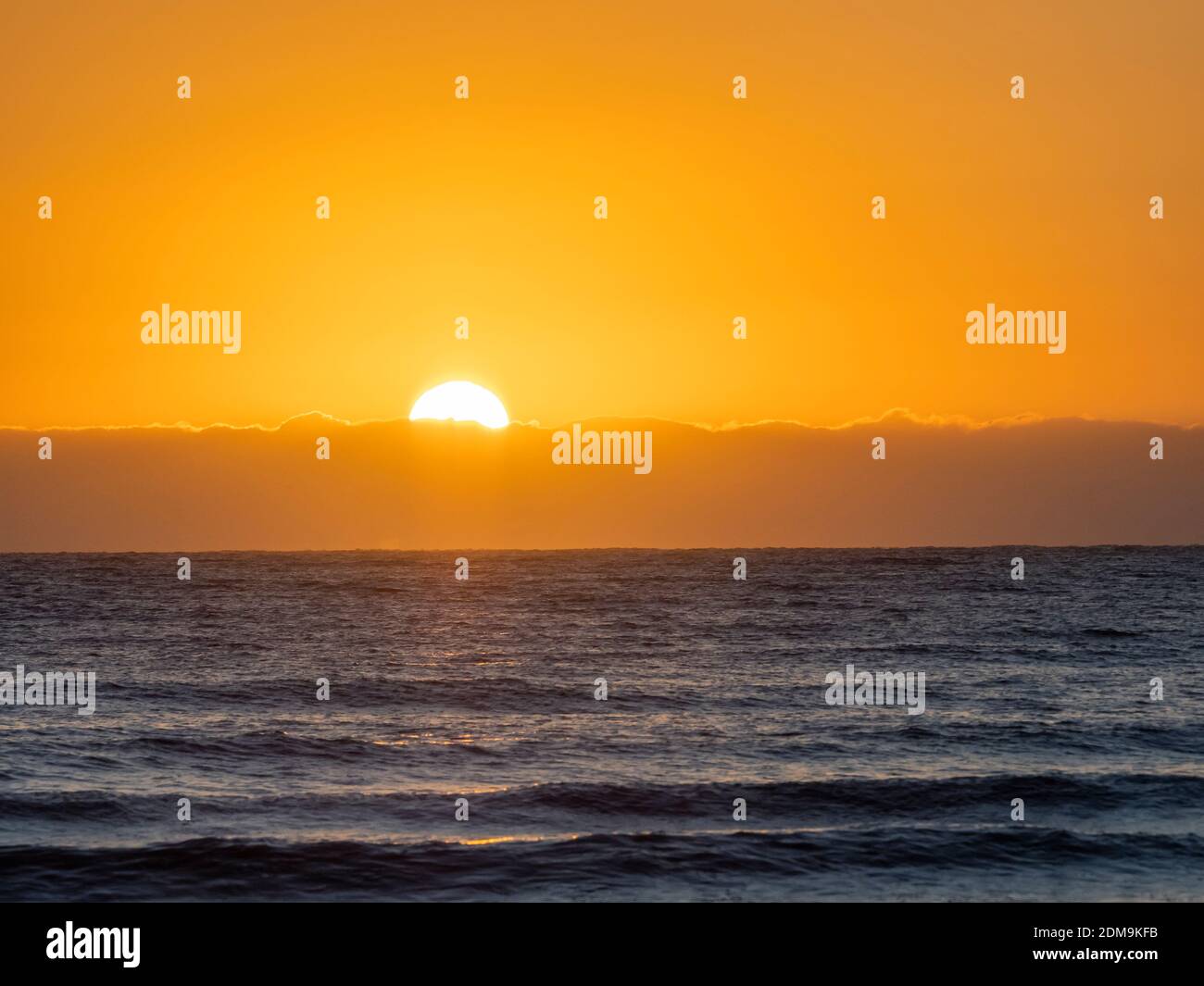 Orange Sonnenuntergang über dem Golf von Mexiko von Sanibel Island Florida in den Vereinigten Staaten Stockfoto