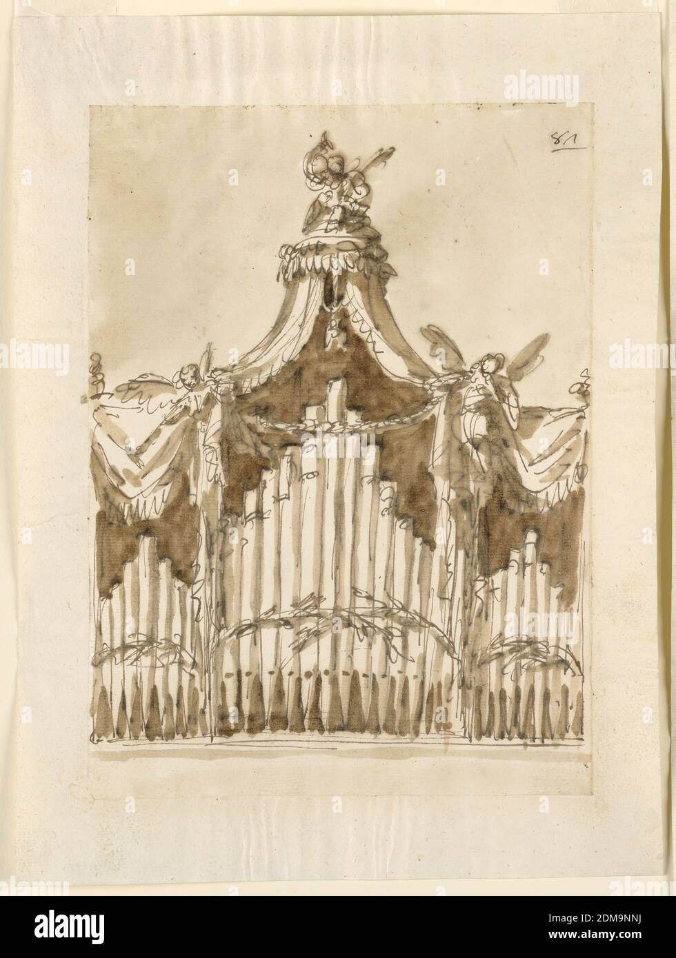 Entwurf für eine Orgel, Giuseppe Barberi, italienisch, 1746–1809, Feder und braune Tusche, Pinsel und braune Wäsche auf liniertem, cremefarbenem Büttenpapier, gehört zu -1354. Das Baldachin wird von zwei Pfosten an der Vorderseite gestützt, die den breiteren zentralen Teil von den seitlichen teilen. Sie sind meist mit einem Tuch bedeckt. Rechts hebt ein fliegender Engel einen Vorhang, links ist außen ein Cherub, der dem Kopf des Pfostens entspricht. Auf dem Baldachin ist ein sitzender Engel. Im mittleren Teil, oben, hängt ein Festoon. Vor den Rohren befinden sich zwei gekreuzte Äste in jedem Abteil., Rom, Italien, ca. 1820 Stockfoto