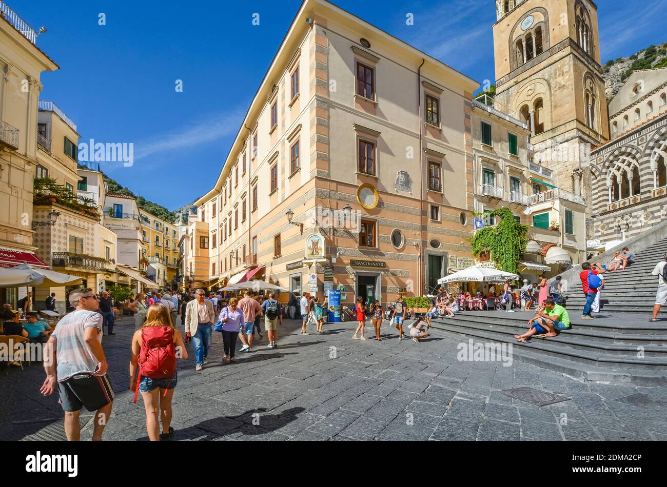 Das Zentrum der Stadt Amalfi an der Amalfi Küste Italiens mit der Treppe bis hin zu den berühmten Dom von Amalfi als Touristen Einkaufen und Speisen Stockfoto