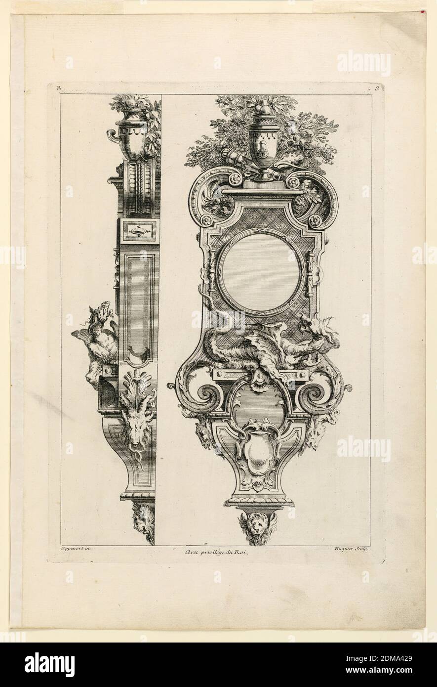 Seite drei aus 'Second Licre contenant differens Desseins de Pendules Inventés par G. M. Oppenort Architecte du ROI et Gravés par Huquier', Gilles-Marie Oppenord, französisch, 1672–1742, Gabriel Huquier, französisch, 1695–1772, Radierung auf Papier, Vorder- und Seitenansicht einer Wanduhr. Rechteckige Form mit Voluten im oberen und unteren Teil verziert. Gekrönt mit einer Vase gegen Laub. Unten ein Drache. Beschriftet oben links: 'B'; oben rechts: '3'; unten links: 'Oppenort Inv.'; unten rechts: 'Huquier sculp.'; Mitte: 'Avec Privilege du ROI'., Frankreich, nach 1751, Druck Stockfoto