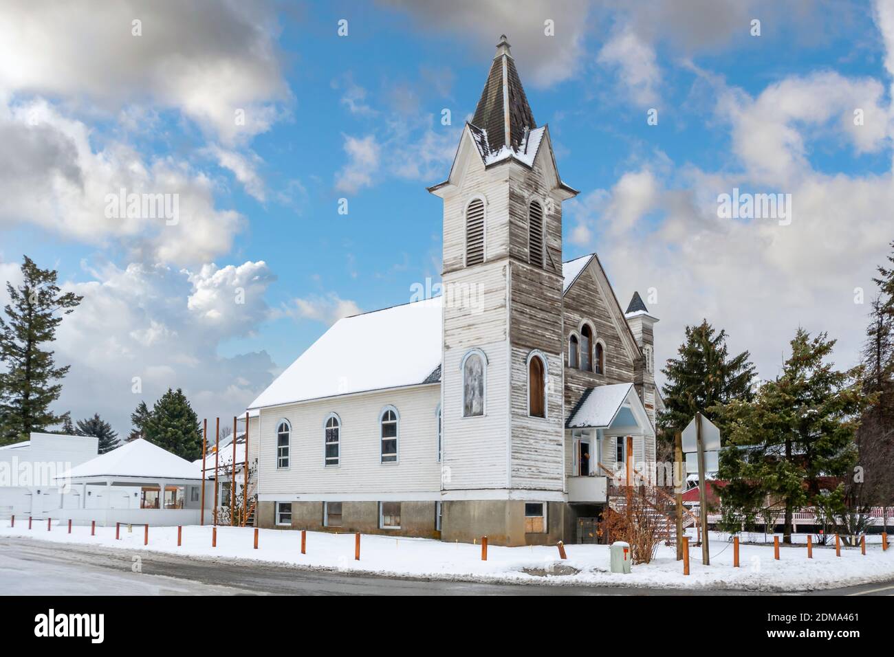 Eine Holzkirche aus der Jahrhundertwende befindet sich an einer Ecke in der ländlichen Stadt Spirit Lake, Idaho, USA Stockfoto
