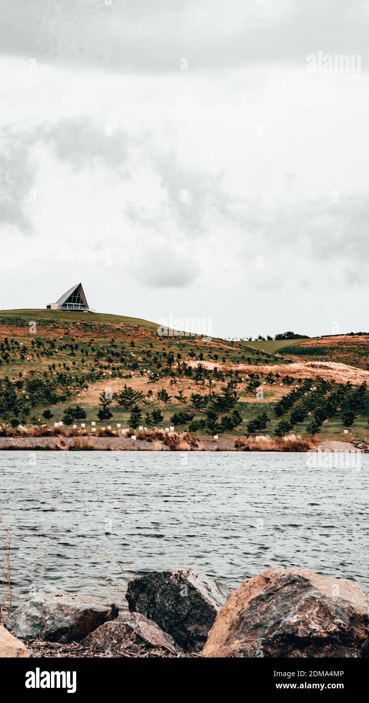 Eine gut gerahmte, bewölkte Aufnahme der wunderschönen Landschaft Canberras mit Blick auf das Canberra Arboretum. Stockfoto