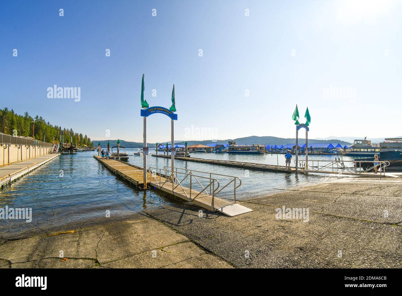 Bootsfahrer genießen einen sonnigen Tag an der Bootsanlegestelle Lake Coeur d'Alene, dem Yachthafen und dem Dock im Inland im Nordwesten der USA. Stockfoto