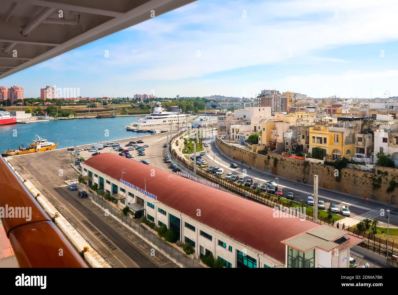 Der Kreuzfahrthafen im mediterranen Hafen von Brindisi, im Bezirk Apulien in Süditalien. Stockfoto