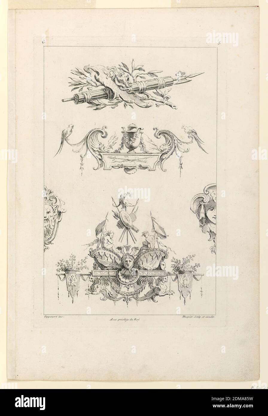 Seite fünf aus 'Toisieme Livre contenant des Frises ou Paneaux en Longueur Inventés Par G. M. Oppenort Architecte du ROI et Gravés par Huquier', Gilles-Marie Oppenord, französisch, 1672–1742, Gabriel Huquier, französisch, 1695–1772, Radierung auf Papier, drei ornamentale Kompositionen in Folge. Erstens: Eine Maske auf einem Schild und Bögen; zweitens: Eine Vase auf einem Sockel; drittens: Ein weiblicher Kopf an einer Konsole befestigt, von sitzenden Putti, flankiert von Blumenkörben und Masken überwunden. Beschriftet, oben links: 'C'; oben rechts: '5'; unten links: 'Oppenort Inv.'; Mitte: 'Avec Privilege du ROI' Stockfoto