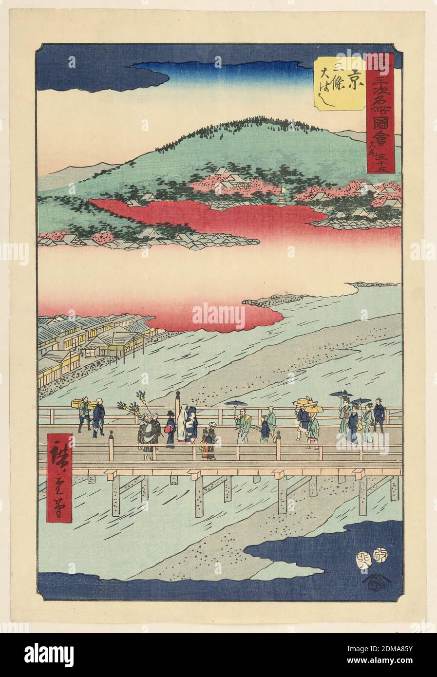 View of a Bridge, Ando Hiroshige, japanisch, 1797–1858, Holzschnitt in farbiger Tinte auf Papier, hier ist eine Szene von Menschen, die sich auf einer Brücke versammeln. Es scheint, dass zwei Menschen, von Kopf bis Fuß bedeckt, der Brennpunkt sind. Jeder andere umkreist sie. Im Hintergrund sind rote Wolken, die die Stadt bedecken. Oben auf dem Druck ragen schwarze Wolken hervor., Japan, 1797-1858, Landschaften, Drucken Stockfoto