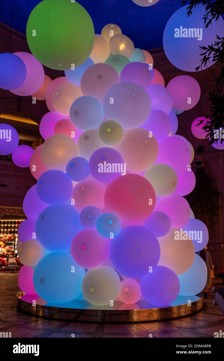 Interaktive musikalische Balloninstallation The Tree of Resonating Colours of Life von Team:Lab im Einkaufszentrum Venus Fort in Odaiba, Tokio. Stockfoto