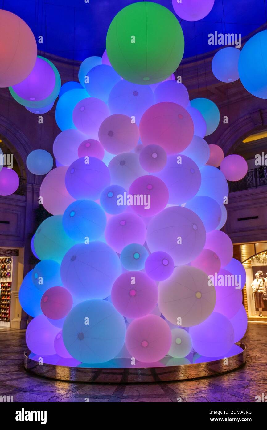 Interaktive musikalische Balloninstallation The Tree of Resonating Colours of Life von Team:Lab im Einkaufszentrum Venus Fort in Odaiba, Tokio. Stockfoto