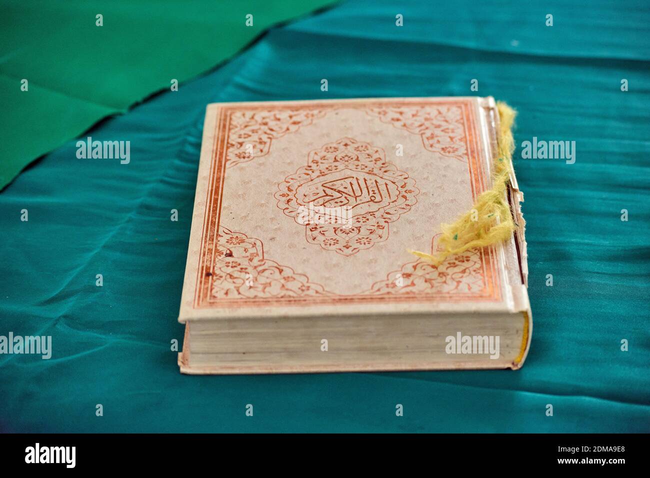 Eine selektive Fokusaufnahme eines heiligen Buches Quran an Ein Bett Stockfoto