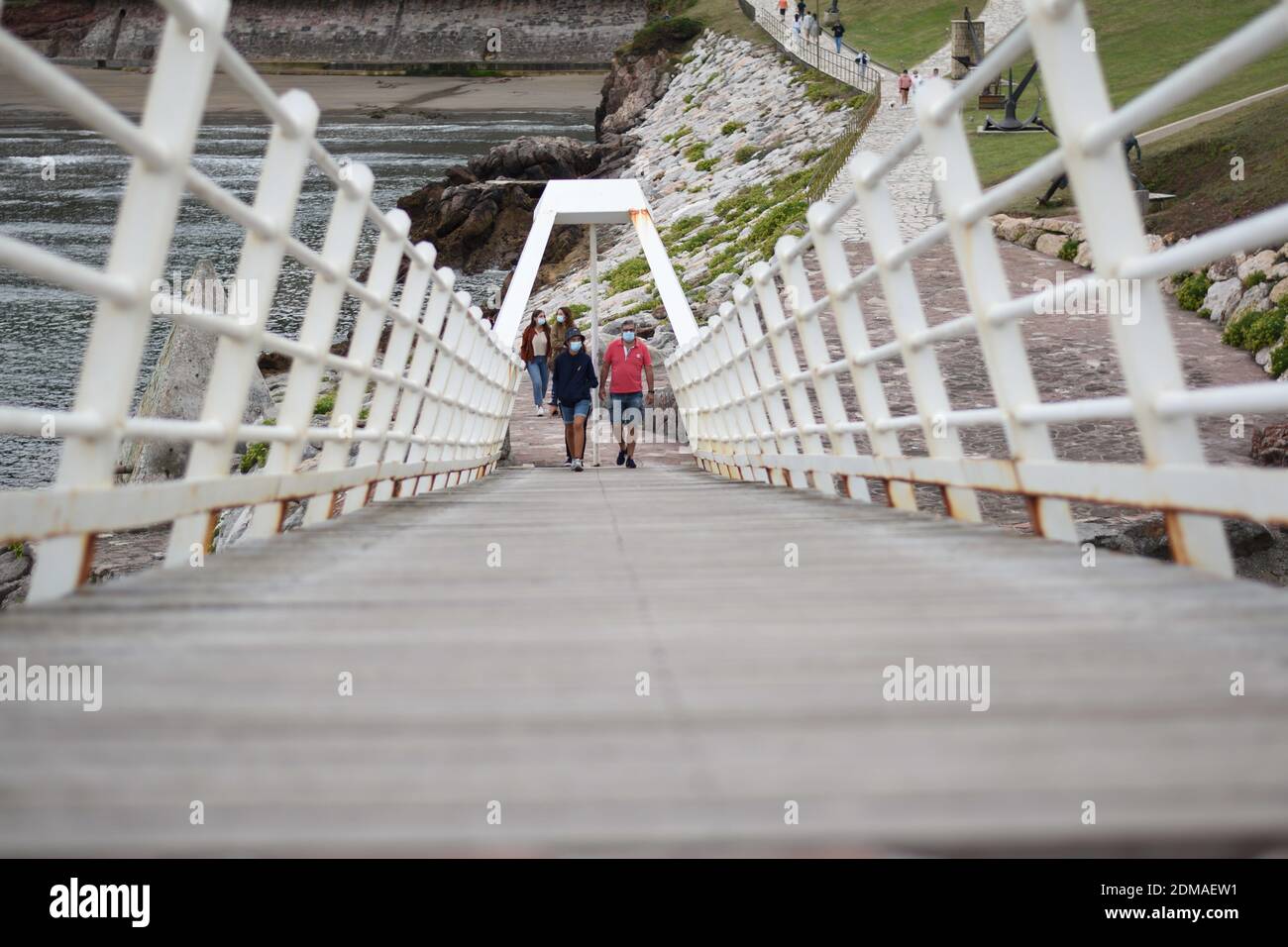 SALINAS, SPANIEN - 31. Aug 2020: pasarela al mar con perspectiva cobre el suelo, al fondo se aprecian dos personas. Stockfoto