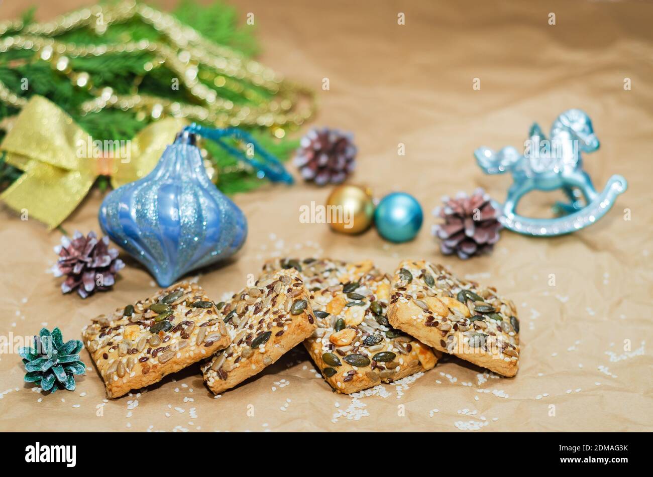 Shortbread Kekse mit verschiedenen Samen und Weihnachtsschmuck auf zerknitterten Papier Stockfoto