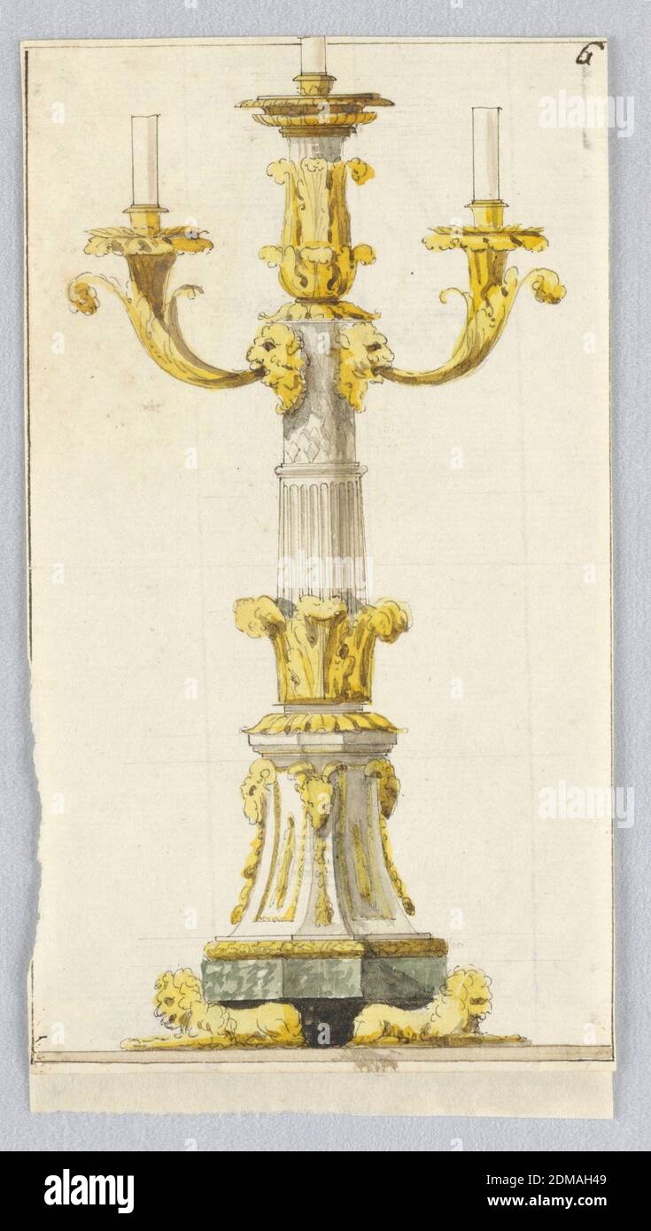 Entwurf für einen Kerzenleuchter, Luigi Righetti, Italienisch, 1780 - 1819, Stift und Tinte, Pinsel und gelb, grün-braun Aquarell auf Papier, Vertikales Rechteck. Entwurf für einen Leuchter mit drei Kerzen, der Sockel wird von hockenden Löwen getragen. Darüber erhebt sich ein Teil des Schaftes einer geriffelten Säule aus einem Akanthus-Kelch. Ein Wellenstiel ist an der Stelle einer Hauptstadt. Zwei Masken sind daran befestigt, jede unterstützt mit dem Mund einen Zweig des Leuchters. Auf dem Schaft steht ein Akanthus-Kelch mit einem weiteren kurzen Säulenstück. Oben befindet sich eine Fassung, mit dem unteren Teil einer Kerze Stockfoto