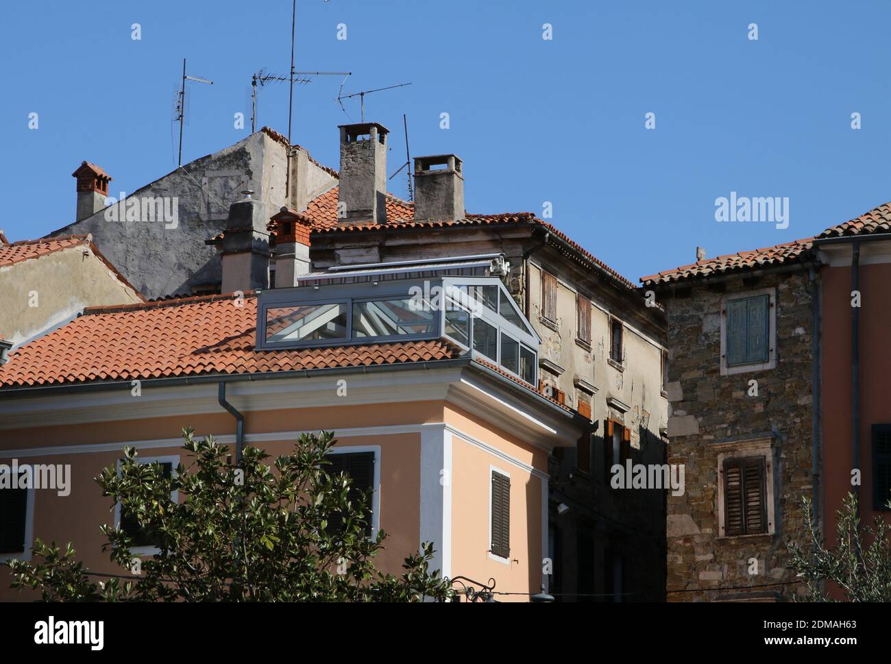 Moderne Dachterrasse In Der Stadt Izola, Slovenja Stockfoto