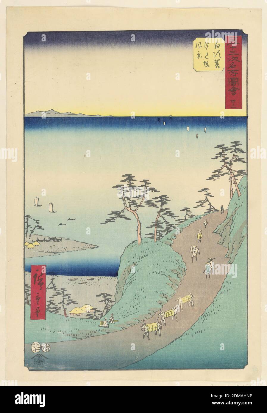 Shirasuka: Ansicht von Shiomizaka (Shirasuka, Shiomizaka fukei) aus der Serie 53 Stationen von Tokaido, Ando Hiroshige, japanisch, 1797–1858, Holzblock-Druck in farbiger Tinte auf Papier, Diese Szene zeigt eine Spur von Menschen, die die Straße entlang fahren. Schiffe segeln auf dem riesigen Meerwasser. Es gibt eine kleine Stadt versteckt zwischen den Bergen. Dies ist eine typische Landschaftsansicht der bescheidenen Arbeiterklasse., Japan, 1797-1858, Landschaften, Drucken Stockfoto