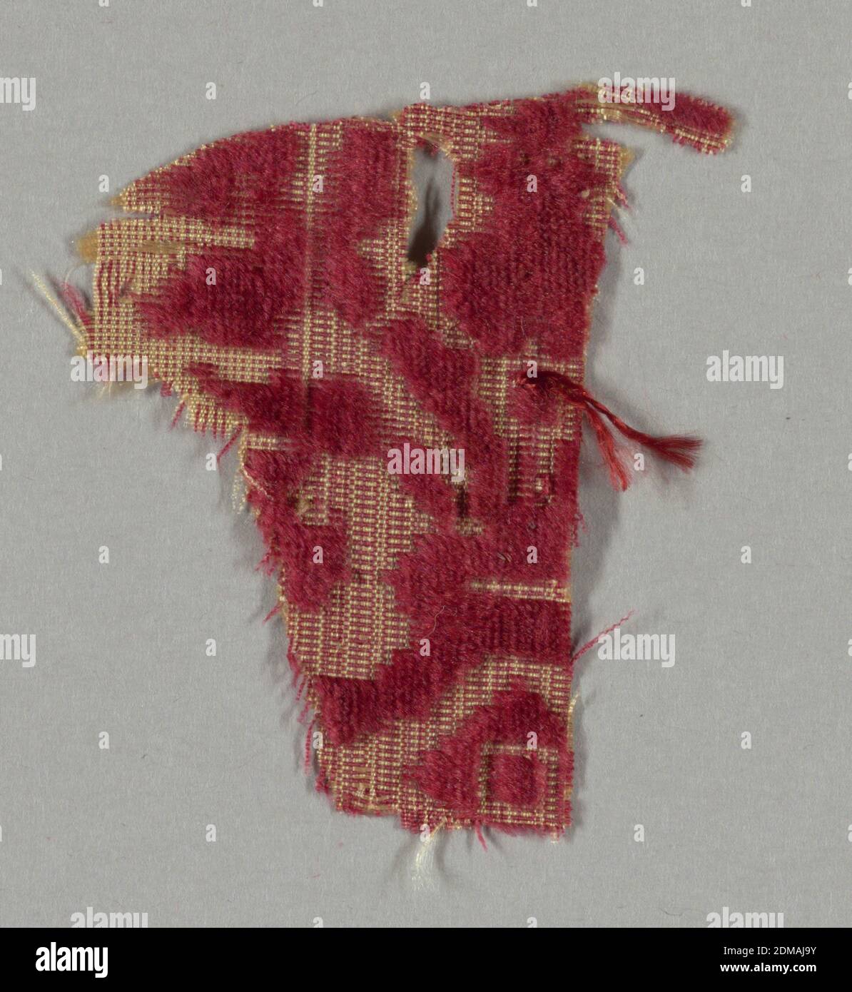 Fragmente, Medium: Seide, Karmesinmuster in Samt auf rot-weißer Seidenwebung., Italien, 16.–17. Jahrhundert, gewebte Textilien, Fragmente Stockfoto