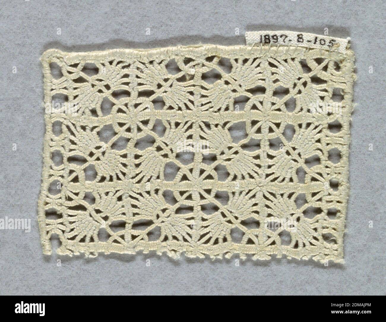 Fragment, Medium: Leinen Technik: Gitter aus zurückgezogenen Elementen Arbeit mit Nadelspitze (Reticella Stil), Einfügung von Reticella in einem geometrischen Design basierend auf dem Quadrat mit Kreisen in den wechselnden rechten Winkeln., Italien, 16. Jahrhundert, Spitze, Fragment Stockfoto