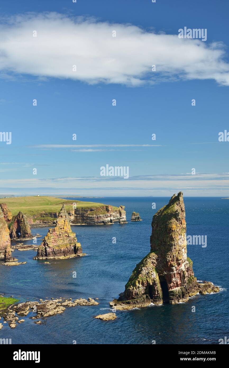 Stapel von Duncansby. Sea Stacks in der Nähe von John o' Groats, Caithness, Highland, Scottish Highlands, Schottland, Großbritannien Stockfoto