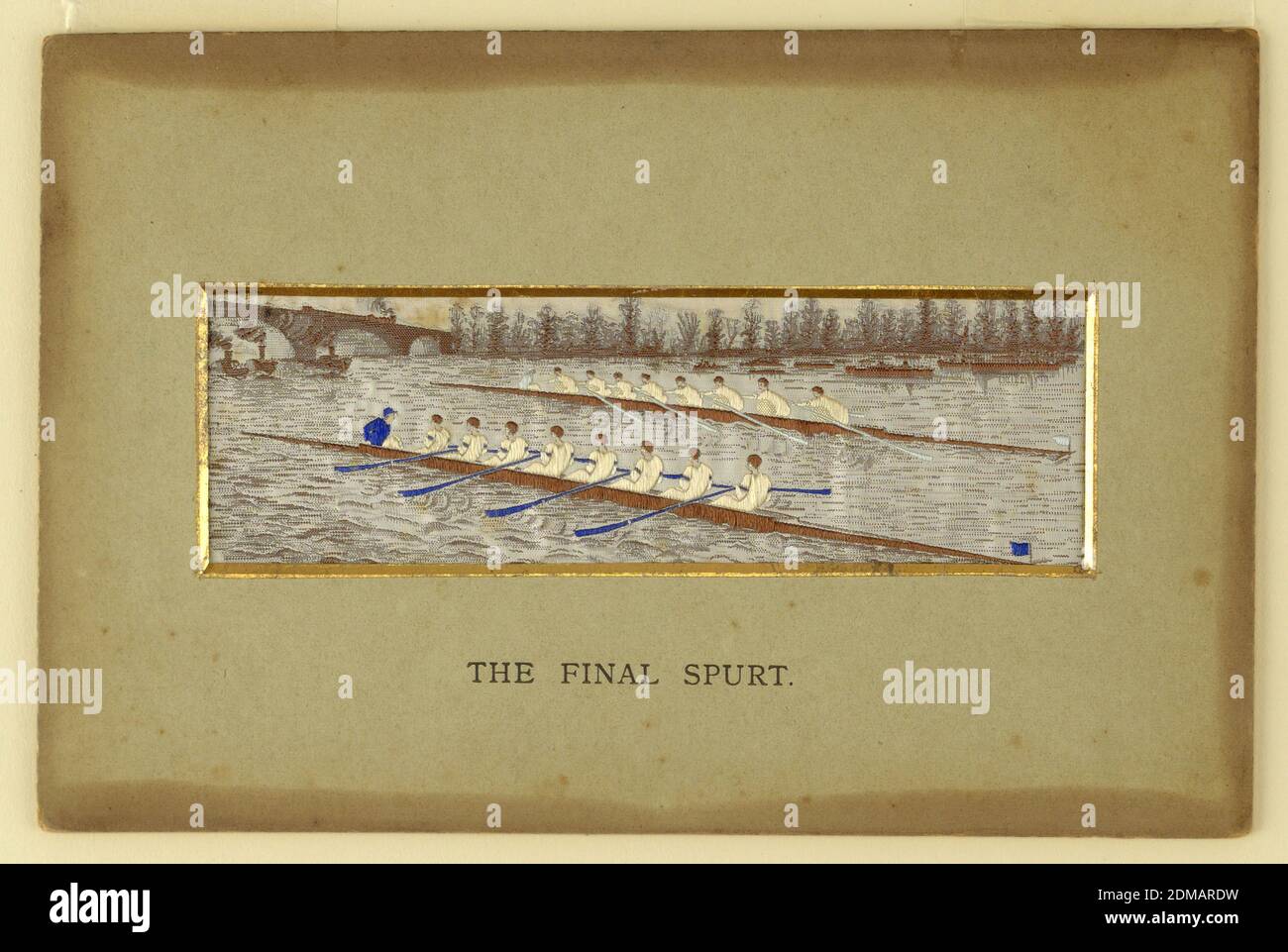 Stevengraph, 'The Final Spurt', Thomas Stevens, (Englisch, 1828–1888),  maschinengewebte Seide, montiert, zwei Ruderschalen sind in einem Rennen zu  sehen. Eine Brücke in der linken Entfernung. Bäume entlang der fernen  Küste. Titel auf