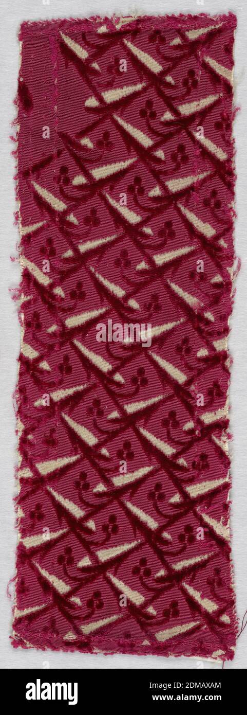 Fragment, Medium: Seidentechnik: Geschnittener und ungeschnittener zusätzlicher Kettstapel (Samt) auf Satinboden, Fragment aus rotem und ungeschnittenem Samt auf weißem Grund. Design von schräg verlaufenden unregelmäßigen Flächen in ungeschnittenen Haufen, verbunden durch Schnittstapel mit Ästen winziger dreiblättriger Blüten, die sich über feste Flächen verwinkeln., Frankreich, Mitte bis Ende des 18. Jahrhunderts, gewebte Textilien, Fragment Stockfoto