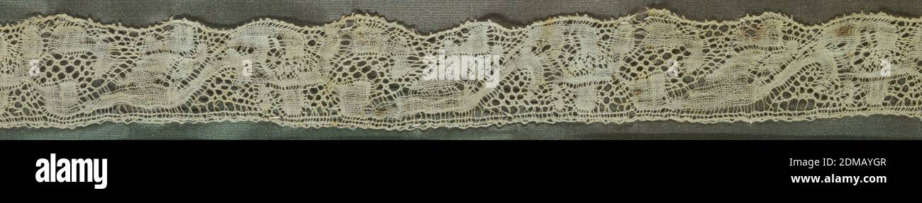 Cooper Union Museum Lace Study Card, Medium: Leinen Technik: Klöppelspitze, Spitzenfragment mit einem lose gewebten Muster aus Blattmotiven in einer Art Rosenboden namens 'Fond à la vierge'. Fragment wird auf einem mit Stoff bedeckten Brett montiert und hinter Glas gerahmt. Rahmen ist Naturholz., Belgien, 18. Jahrhundert, Spitze, Fragment, Fragment Stockfoto