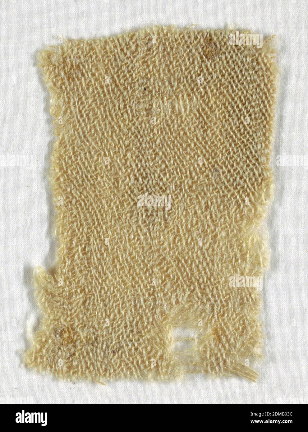 Fragment, Medium: Wolle Technik: Schussstoff 2-1 Twill, etwas locker,  unregelmäßiger Schussstoff in ungefärbter Wolle (eng S-gesponnene Kettchen;  ungedrehte Schussstoffe)., Ägypten, 3.–4. Jahrhundert, gewebte Textilien,  Fragment Stockfotografie - Alamy
