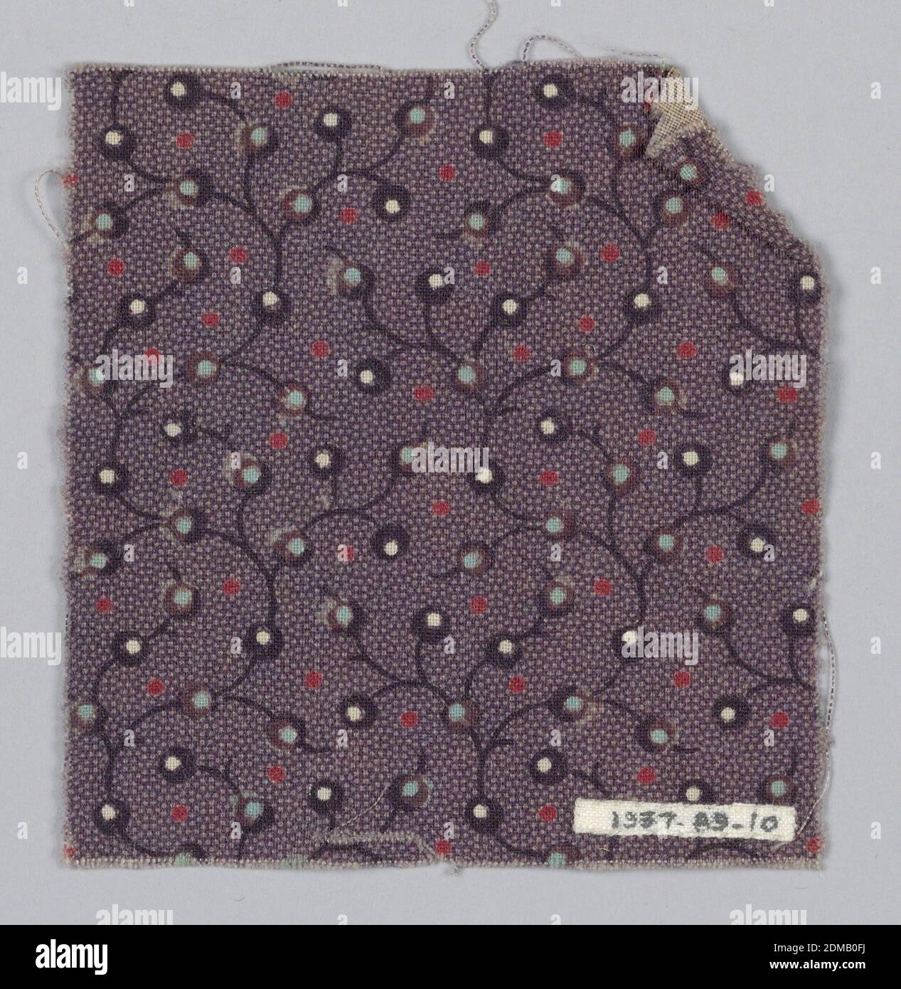 Fragment, Medium: Baumwolle Technik: Gedruckt auf Leinwandbindung, Lila Boden mit winzigen Punkten von hellviolett. Design aus schwarzen Linien und Kreisen mit weißen, blauen und roten Punkten., England, ca. 1850, bedruckte, gefärbte & bemalte Textilien, Fragment Stockfoto