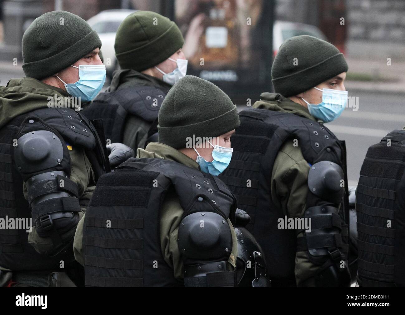Soldaten der Nationalgarde, die Gesichtsmasken tragen, als vorbeugende Maßnahme gegen die Ausbreitung des COVID-19-Coronavirus, stehen in der Innenstadt von Kiew auf der Wache. Stockfoto