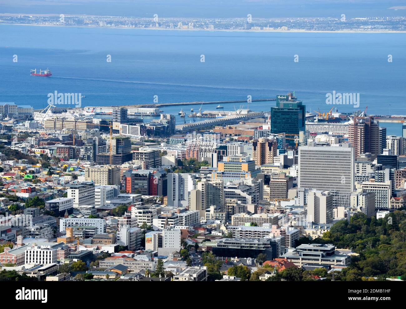Skyline von Kapstadt in Südafrika mit mehreren Gebäuden. Südafrikanische Stadt. Stockfoto
