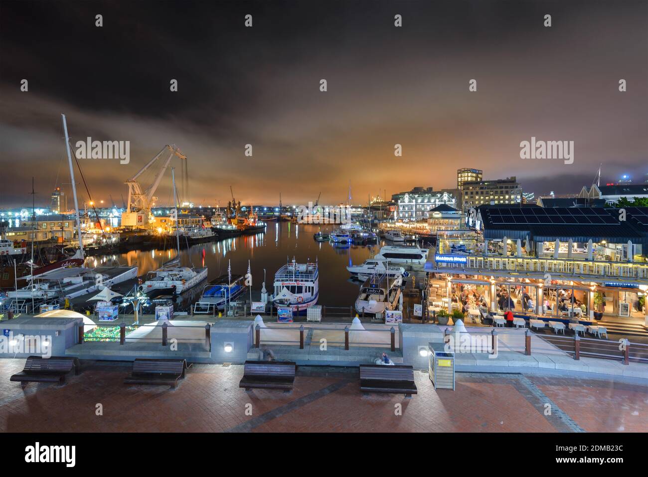 Victoria und Alfred Waterfront bei Nacht in Kapstadt, Südafrika. Touristenort Victoria & Alfred (V&A). Stockfoto
