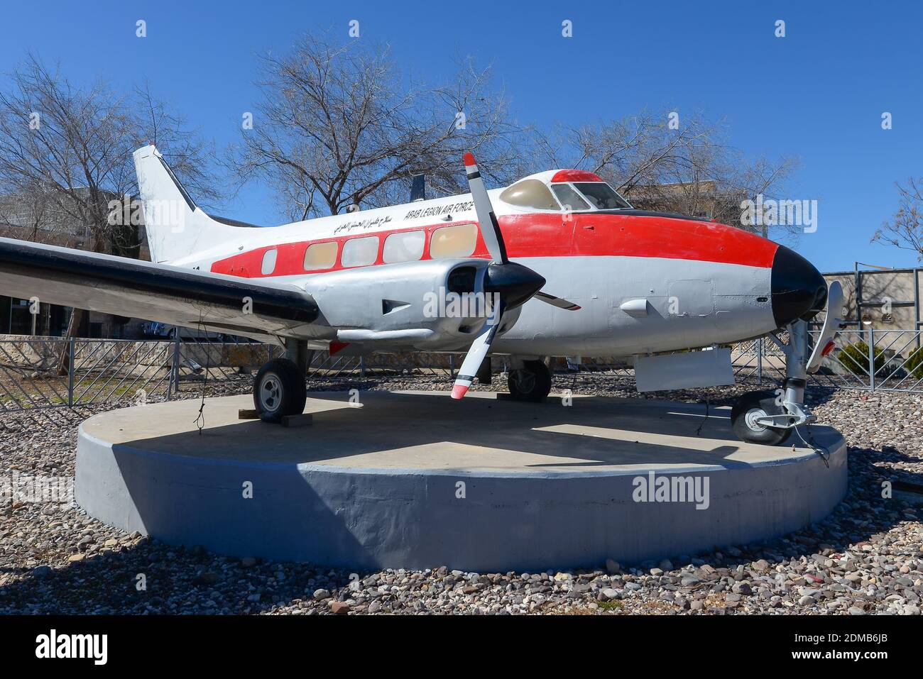Jordan Air Force De Havilland DH-104 Taube 1 in der Ausstellung vor dem Royal Automobile Museum in Amman, Jordanien. Titel der arabischen Legion Air Force. Stockfoto