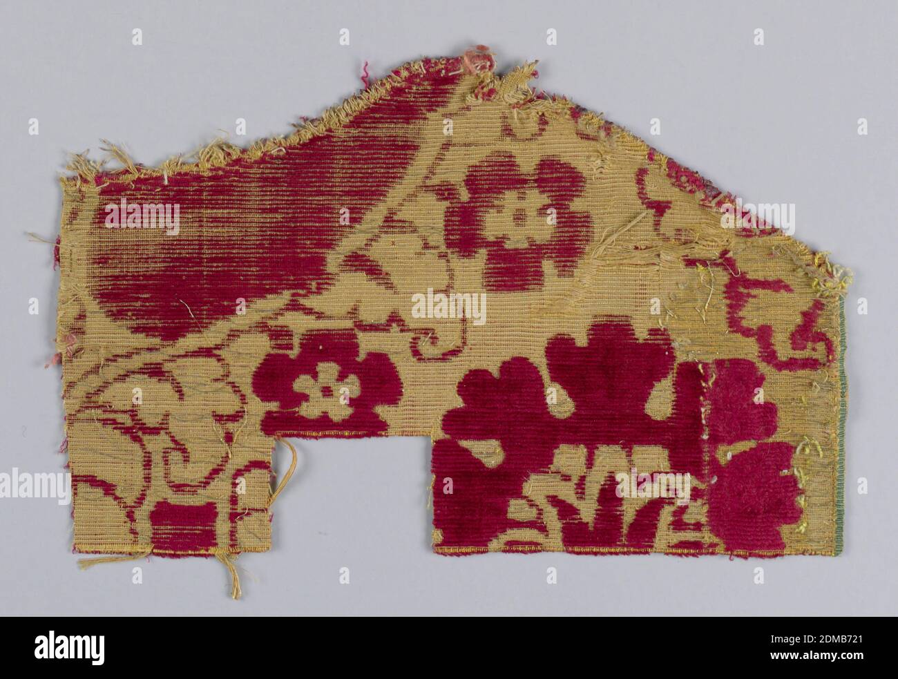 Fragment, Medium: Seide, metallische Fadentechnik: Ergänzender Kettflor (Samt) geschnitten, kleines unregelmäßiges Muster aus rot geschnittenem Samt auf goldmetallischem Stoffgrund. Design von großformatigen Granatapfelmustern., Italien oder Spanien, 16. Jahrhundert, gewebte Textilien, Fragment Stockfoto