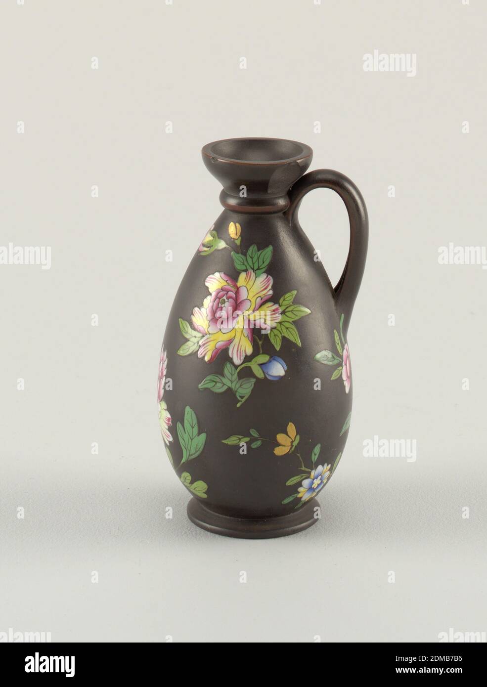 Vase, Wedgwood, englisch, gegründet 1759, Steinzeug (schwarzer Basalt), emaillierte und bemalte Dekoration, Vase in Lekythos-Form. Flacher Griff, Sicken über Hals, kleiner Fuß. Blumenschmuck im chinesischen Stil von Chrysanthemen und Blättern, mit