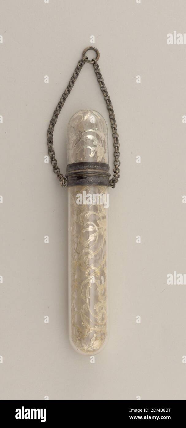 Duftflasche, Glas, Silber, Zigarrenförmige Duftflasche mit Metallbesatz und Kette. Form ist zylindrisch mit halbkugelförmigen Enden mit silberner Oberseite mit Kette montiert auf etwa drei Viertel der gesamten Länge mit kleiner Öffnung. Der aufklappbare silberne Kragen hält die Glasplatte und bleibt ein Viertel der gesamten Länge. Glas ist doppelt, einschließende durchbohrte Rokoko-Rollen. Einfache Bandgravur auf jedem Silberkragen., USA, 19. Jahrhundert, Glaswaren, Dekorative Künste, Duftflasche Stockfoto