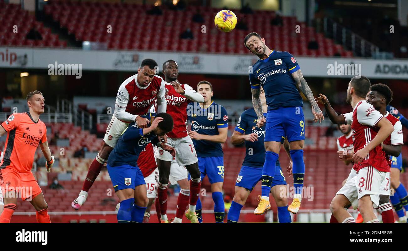 London, Großbritannien. Dezember 2020. Southampton's Danny ings (Top, R) springt während des Spiels der englischen Premier League zwischen Arsenal und Southampton in London, Großbritannien, am 16. Dezember 2020 um einen Header. Quelle: Han Yan/Xinhua/Alamy Live News Stockfoto