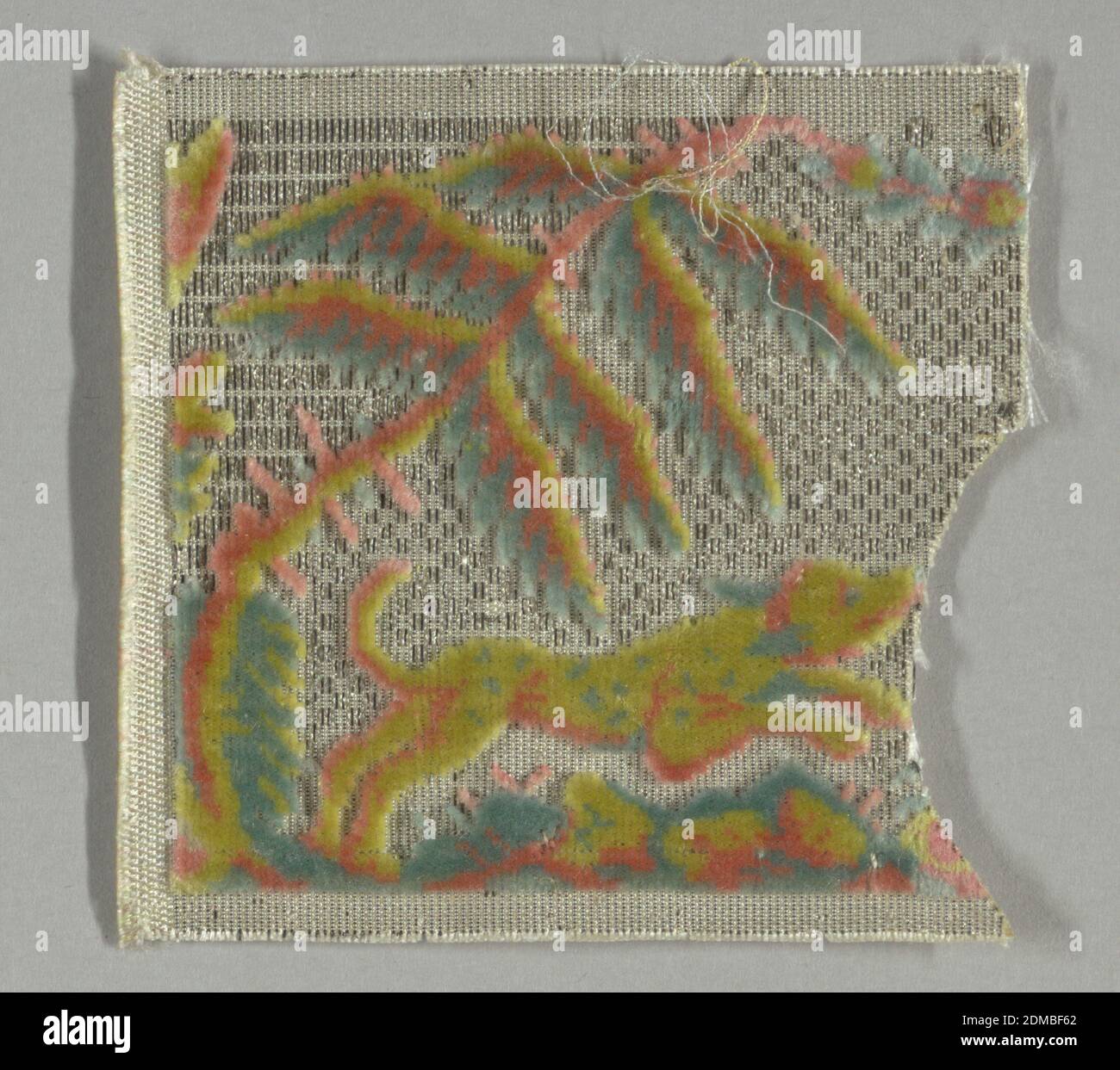 Fragment, Medium: Seide, metallische Fadentechnik: Zugeschnittener Kettstapel (Samt) in einem Twill-Fundament, Fragment aus bunt geschnittenem Samtstapel im Entwurf eines Baumes und eines springenden Hundes auf einem cremeweißen Boden mit Silberfäden., Frankreich, Ende des 18. Jahrhunderts, gewebte Textilien, Fragment Stockfoto