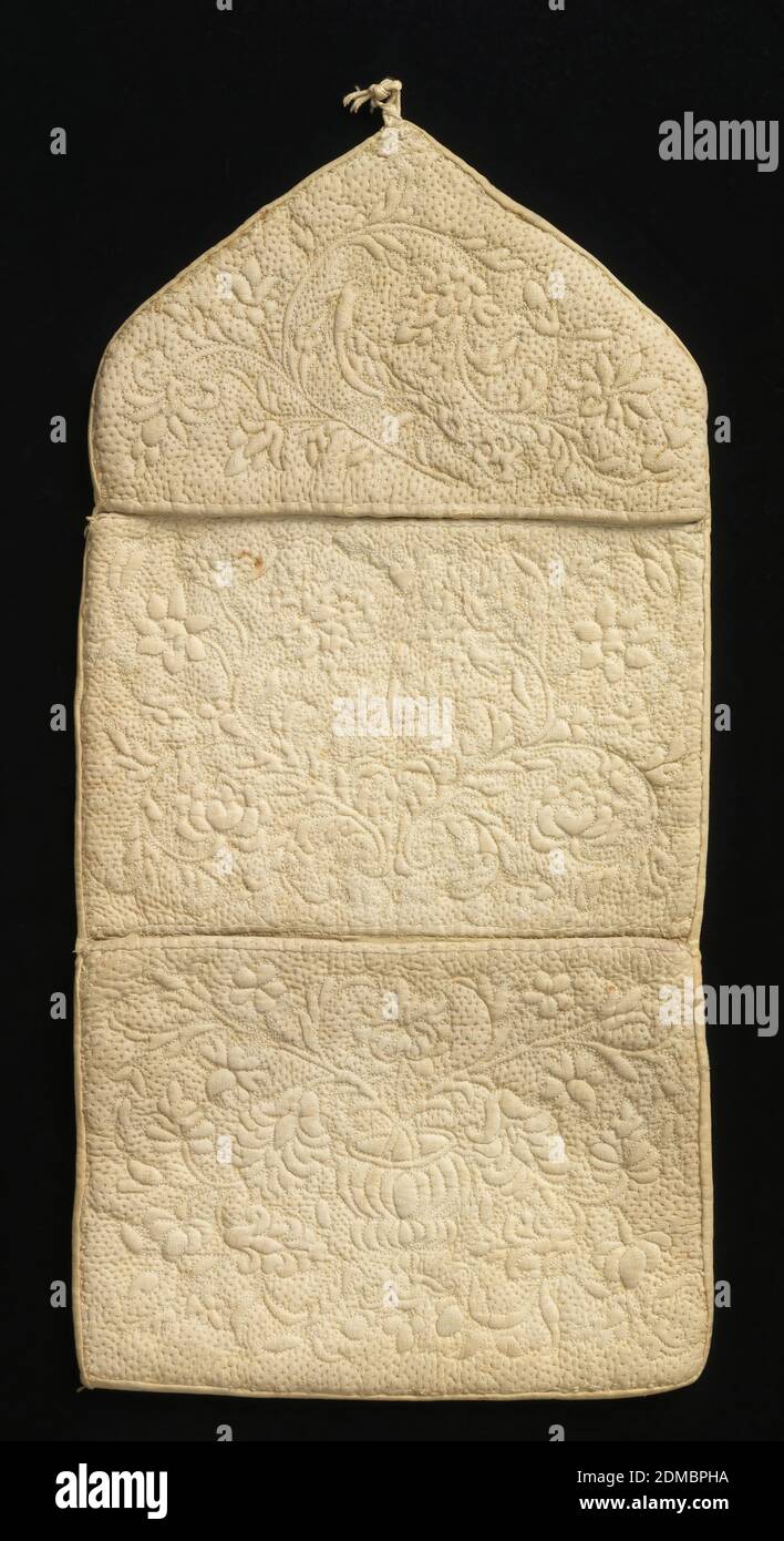 Wandtasche, Medium: Leinen Technik: Gestickt, Wandtasche mit drei Taschen aus gestepptem weißem Leinen. Zwei Abschnitte haben symmetrische Blumenmuster; die Oberseite oder Klappe, wenn gefaltet, hat ein Blumenspray mit Vögeln. Rückengefüttert mit cremefarbener Seide., Schweiz, 17.–18. Jahrhundert, Stickerei & Nähte, Wandtasche Stockfoto