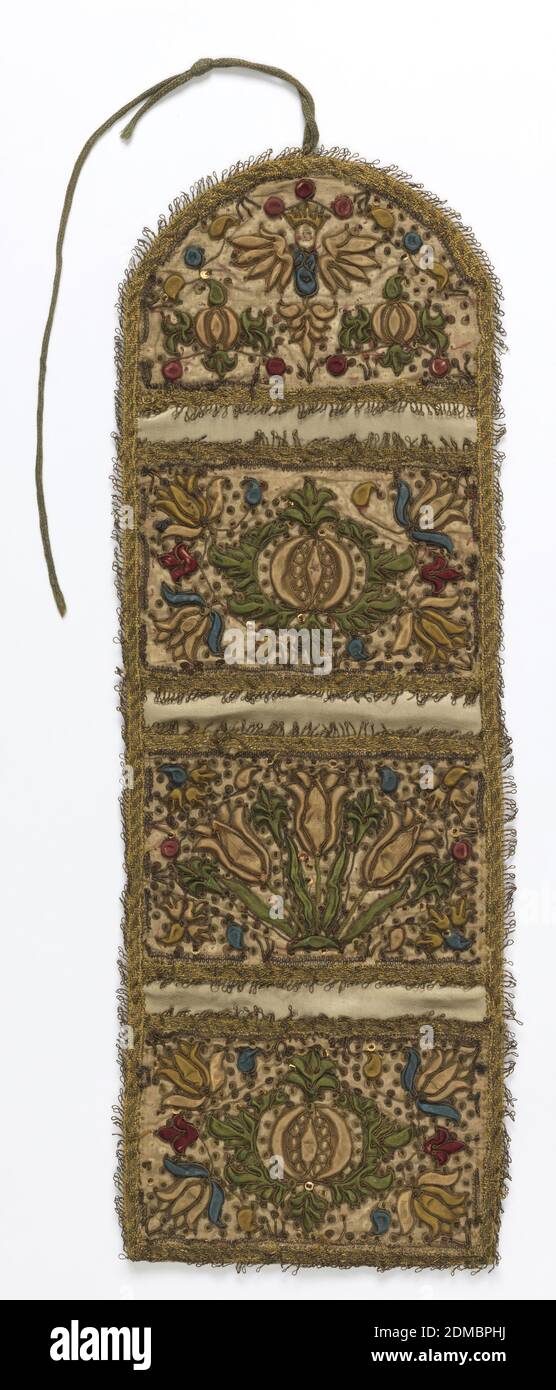 Wandtasche, Medium: Seide, Metallfaden, Metallpailletten, Vergoldungstechnik: Gestickt auf Leinwandbindung; Applikation aus gepolstertem Seidensatin stich und Couching auf Naturleinen Leinwandbindung; Gekuschelte, goldumhüllte Seide und vergoldeter Draht sowie angebrachte Spiralen aus vergoldeten Draht und Spangeln, Wandtasche mit drei Taschen und abgerundeter Oberseite, aus dunkelgrüner Seide und verziert mit floralen Mustern aus auftragener und gepolsterter Seide in starkem Relief; umrandet mit Goldfaden und Pailletten. Jede Tasche hat ein anderes Design von symmetrischen Blumenzweig in Grün, Blau, Rot und Dunkelcreme. Oben ein geflügelter Cherub Stockfoto