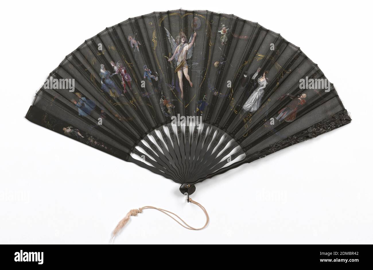 Plissee-Fächer, Painted Silk Gaze Blatt, geschnitzte und bemalte Holzstäbchen, Plissee Faltfächer mit einem schwarzen Seiden Gaze Blatt, gemalt mit Amor in einem herzförmigen Rahmen in der Mitte, umgeben von Figuren in Kostümen aus verschiedenen Epochen und Orten. Schwarz geschnitzte und bemalte Stöcke., USA, ca. 1895, Kostüm & Zubehör, Plissee-Fächer Stockfoto