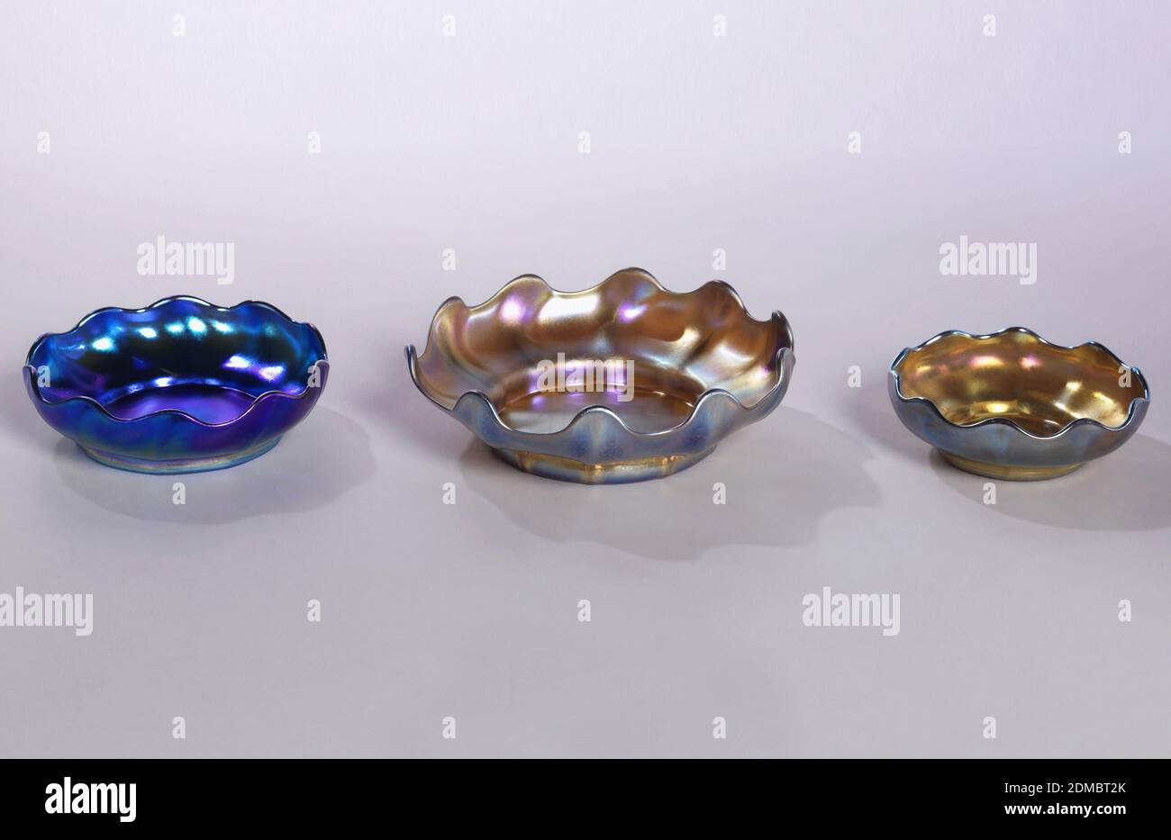 Schale, Favrile Glas, schillerndes Gold. Niedrige, gebogene Wände mit gewelltem Rand und leichten Rippen auf jeder der zehn Wellen. Breit, niedrige Basis, USA, ca. 1900, Glaswaren, Dekorative Kunst, Gericht Stockfoto