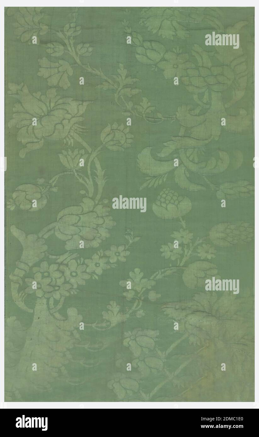 Fragment, Medium: Seide Technik: 4 & 1 Satin Damast; Kettfloat-Gesicht des Satins als Hintergrund, dunkelgrüne Seide mit zwei geschwungenen Blütensprays vertikal versetzt., Spitalfields, England, 1740er Jahre, gewebte Textilien, Fragment Stockfoto