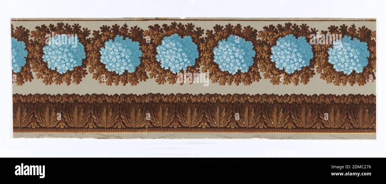 Bordüre, Block-bedruckt und auf handgefertigtem Papier beflockt, Floral-Design mit türkisfarbenen Chrysanthemen und braunen beflockten Blättern, bedruckt auf handgebürstetem Taupe-Boden., Frankreich, ca. 1810, Wandverkleidungen, Bordüre Stockfoto