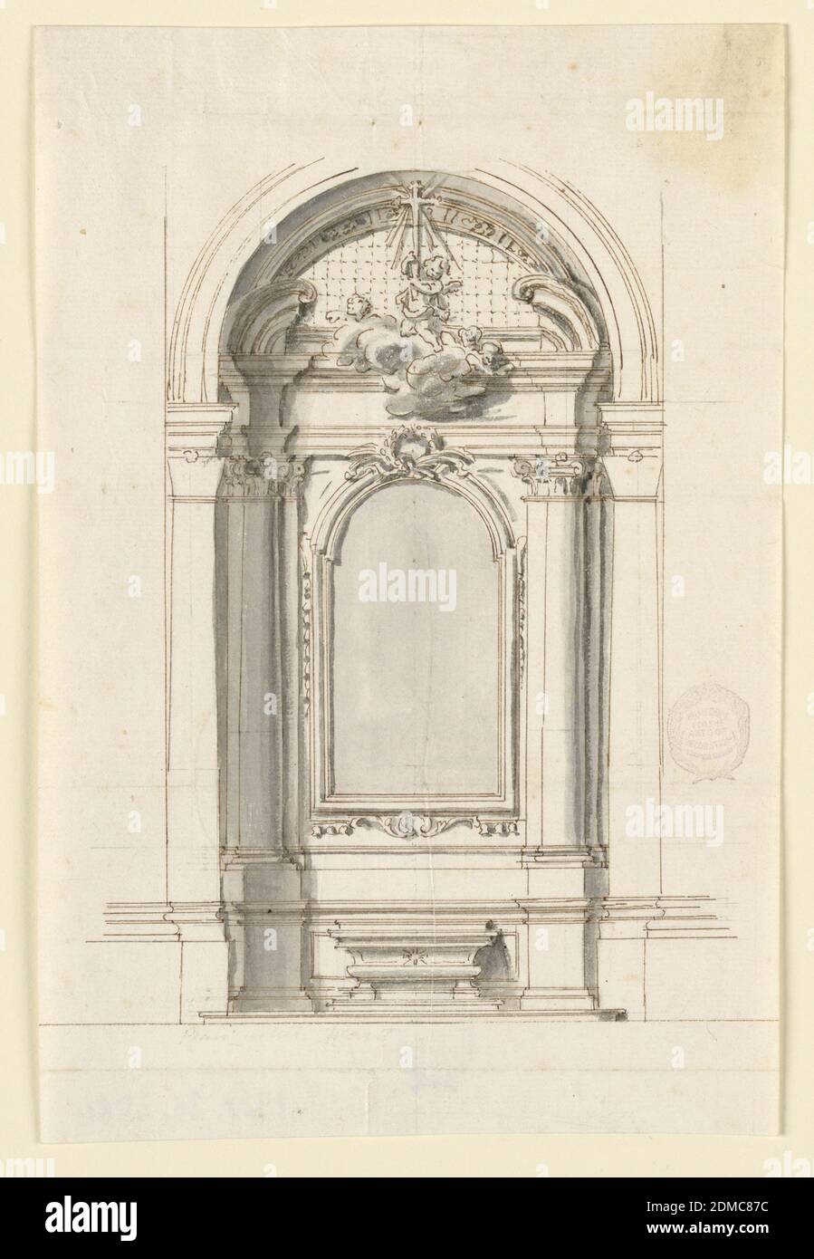 Projekt für einen Altar in einer Seitenkapelle, Bleistift, Stift, Tinte, Pinsel und graues Aquarell auf Papier, Vertikale Komposition eines Altars. Die Rückwand der Kapelle hat die Umrisse des Eingangs einer Kirche. Die mensa hat die Form eines Sarkophags, flankiert von Pilastern und eingebetteten Säulen. In der Mitte gibt es Wolken mit drei Cherubim und einem Engel, der ein Kreuz stützt., Rom, Italien, 1725–1750, Architektur, Innenräume, Zeichnung Stockfoto