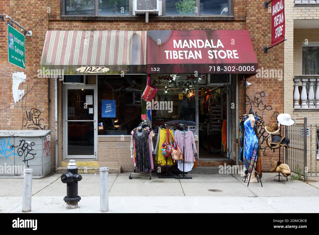 Mandala Tibetan Store, Jazz, 132 N 5. St, Brooklyn, New York. NYC-Schaufensterfoto eines Geschenkeladens und eines Bekleidungsladens im Viertel Williamsburg Stockfoto