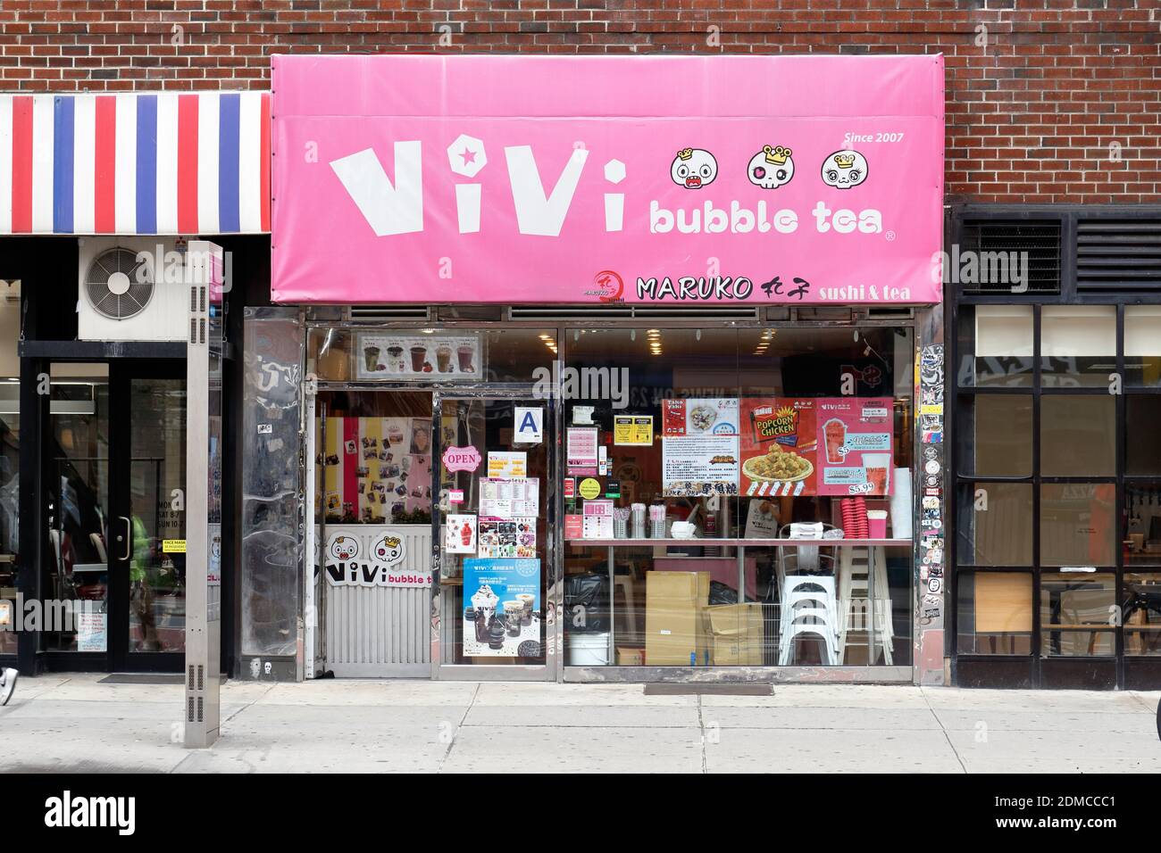 Vivi Bubble Tea, Maruko Sushi & Tea, 170 W 23. St, New York, NYC Schaufensterfoto eines Bubble Tea Shops im Stadtteil Chelsea in Manhattan. Stockfoto